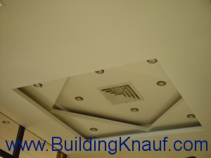 نمایندگی کناف تهران / KNAUF کاذب کناف طرح دار که در این نوع سقف کاذب کناف از سه ارتفاع در سقف کاذب کناف استفاده شده است و اول سقف کاذب کناف ساده و با ارتفاع پایینتر به فاصله 25 سانتیمتر یک سقف کاذب کناف به شکل لوزی کار شده است و این سقف کاذب کناف لوزی دارای لبه نورمخفی میباشد و و با اختلاف ارتفاع پایینتر یک سقف کاذب کناف که بصورت مربع با نورمخفی کارشده است .